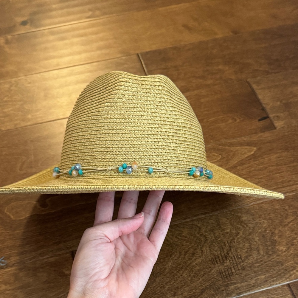 NWT straw sun hat - beach hat
No damages